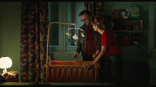 parallel-mothers-madres-paralelas.gif