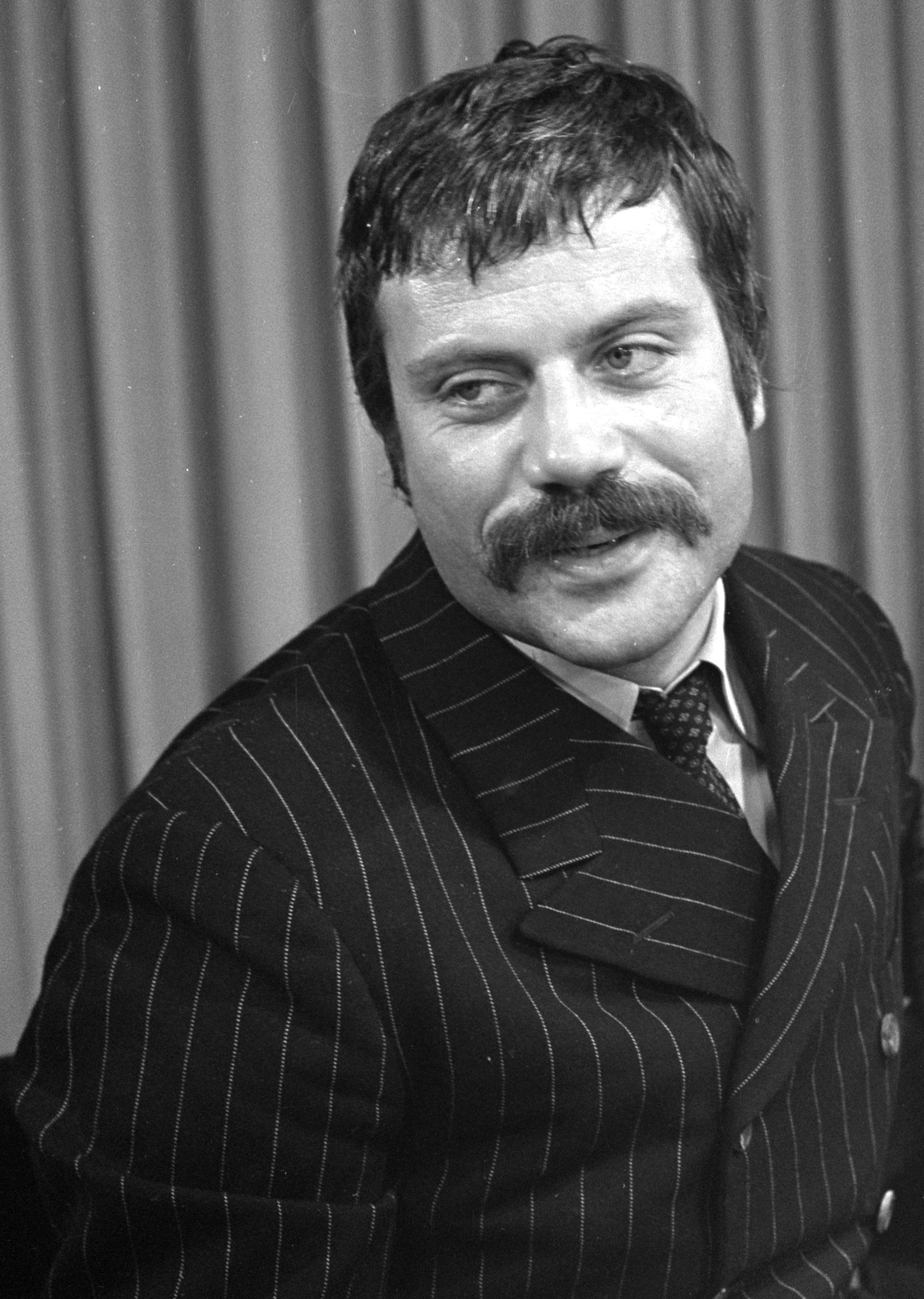 Oliver_Reed_1968_%28cropped%29.jpg