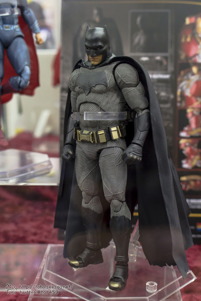 MAFEX-BvS-Batman-001.jpg