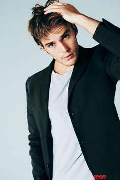 fc3709b1df725095ce30da66916acbb8--sam-claflin-hunger-games.jpg