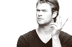 Chris-Hemsworth-Pretending-To-Be-Tony-Stark-Gif.gif