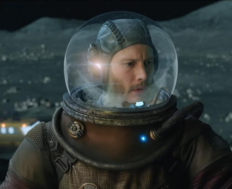 tom-hopper-in-the-umbrella-academy-1544462557-view-0.png