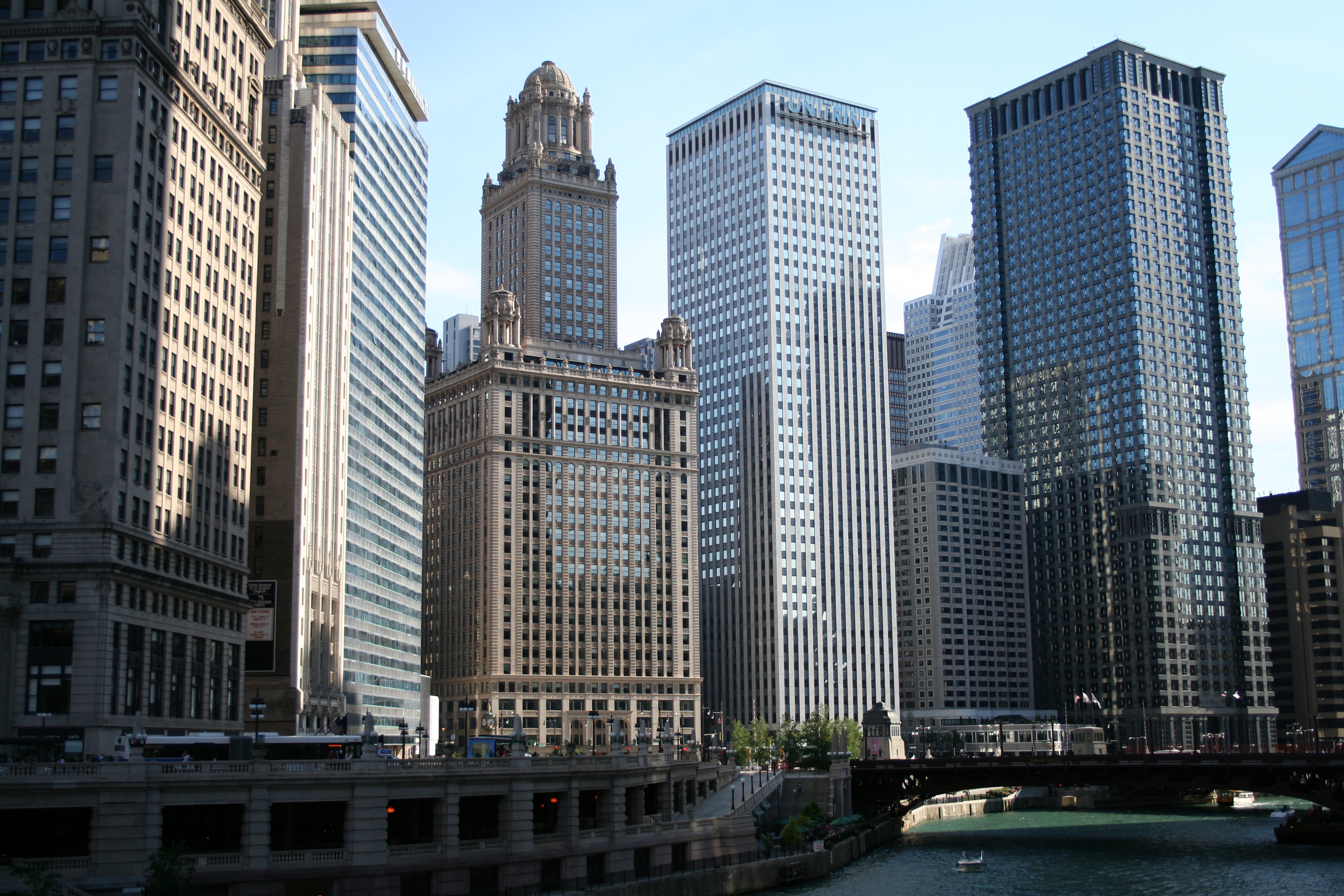 BuildingsLiningChicagoRiver.jpg