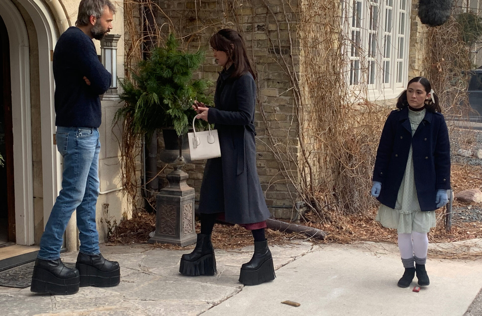 orphan-first-kill-behind-the-scene-1.jpg