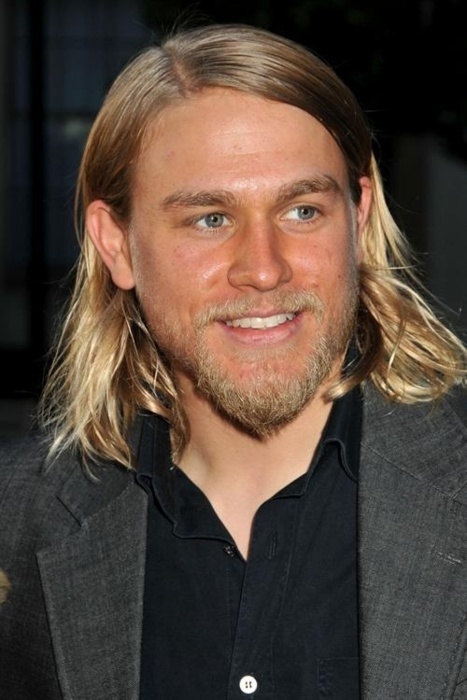 Charlie-Hunnam-sons-of-anarchy-19639706-467-700.jpg