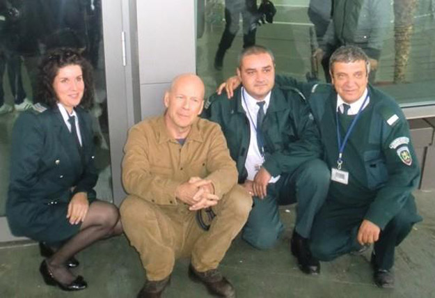 bruce-willis-expendables-2-set-photo.jpg