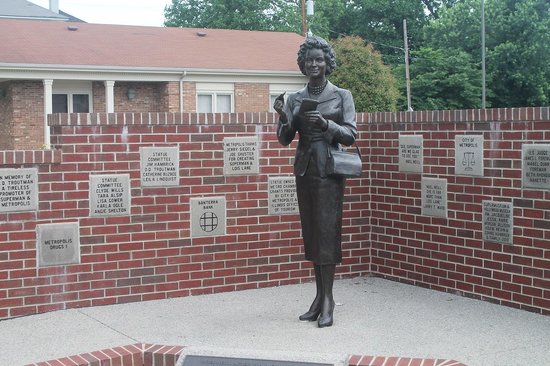 lois-lane-statue.jpg