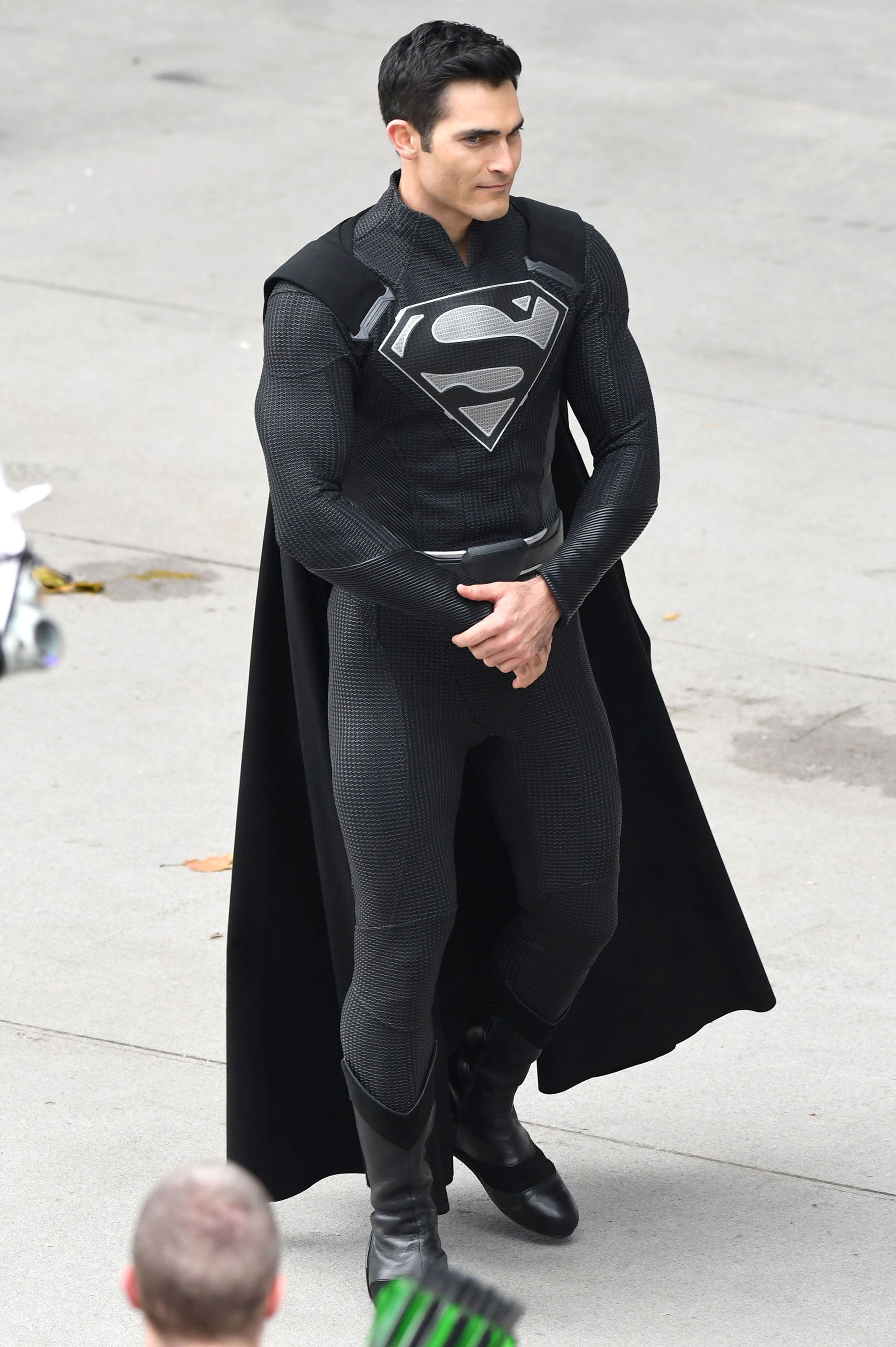 1543319990-tyler-hoechlin-black-superman-suit.jpg