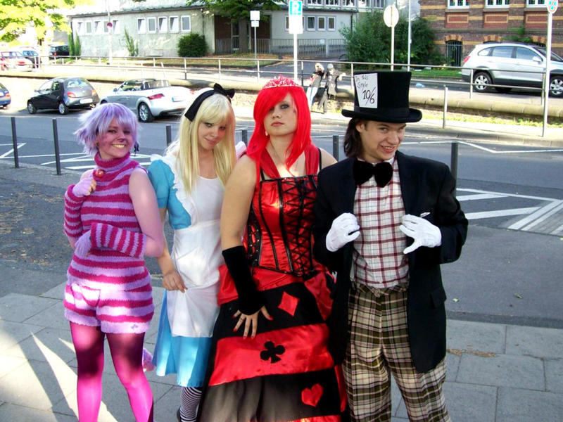 Alice_in_Wonderland_Cosplay_by_Doppelgesicht22.jpg