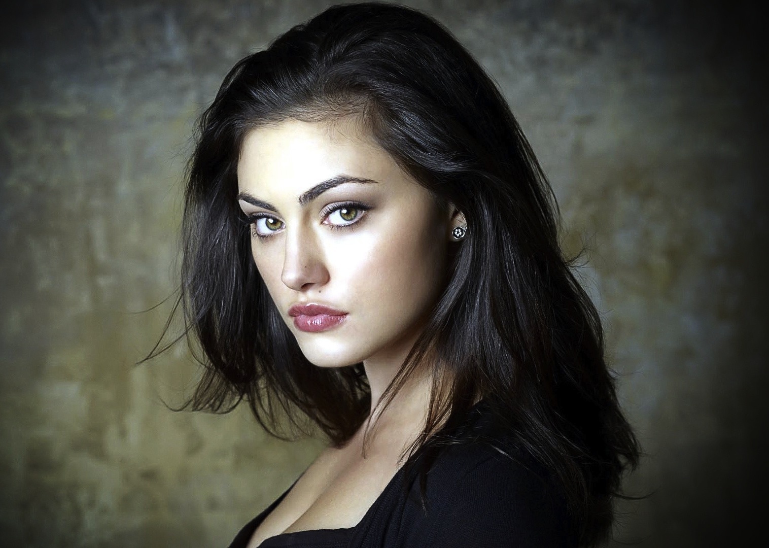 phoebe-tonkin.jpg