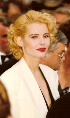 f81edd0b368914eef230d2a3a5bc0a8b--geena-davis-blonde-curls.jpg