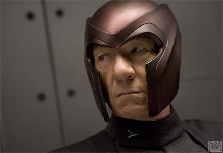 Ian-Mckellen-Magneto-magneto-4694115-437-300.jpg