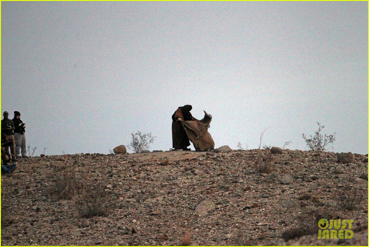 ewan-mcgregor-last-days-in-the-desert-first-on-set-pics-02.jpg