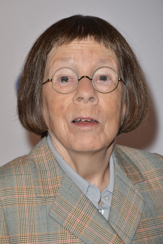Linda-Hunt-2015-linda-hunt-39738023-333-500.jpg