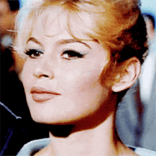 brigitte-bardot-clin-d-oeil.gif