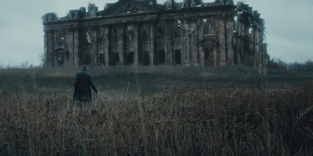 Alfred-Jeremy-Irons-Wayne-Manor-Batman-V-Superman.jpg