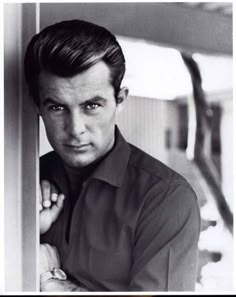 825b1bbe4c077bb8881082636dbc6bc9--robert-conrad-tv-star.jpg
