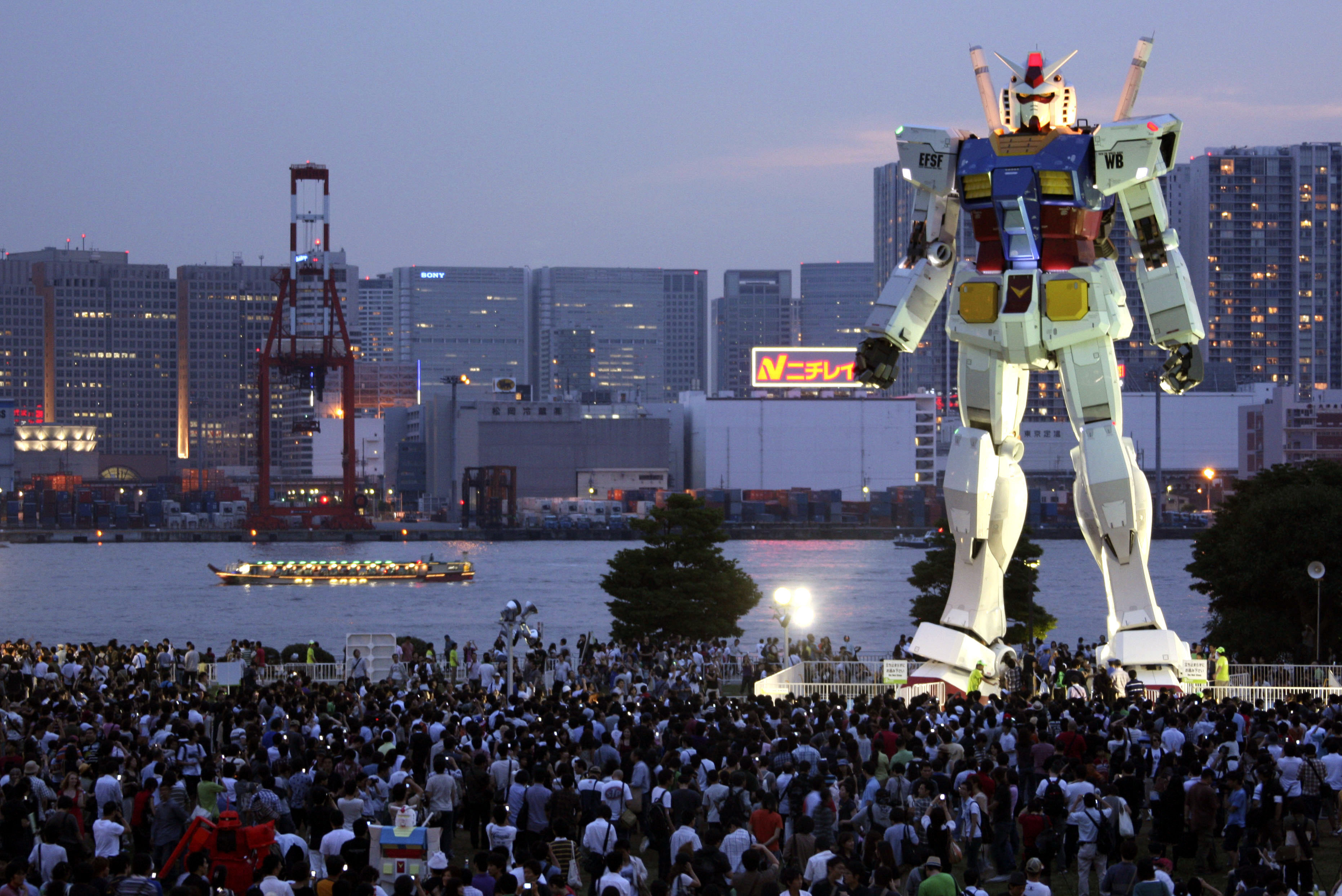 p11-hornyak-giant-robots-a-20140321.jpg