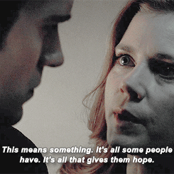 tumblr_nryvivJOxr1qbwsdco1_r2_250.gif