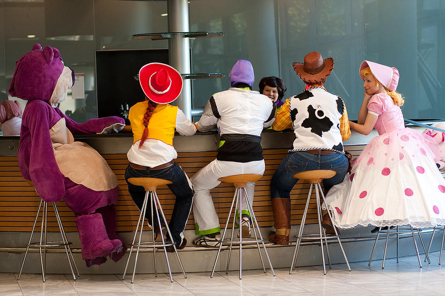 toys_at_the_bar_by_rayi_kun-d4dfax4.jpg