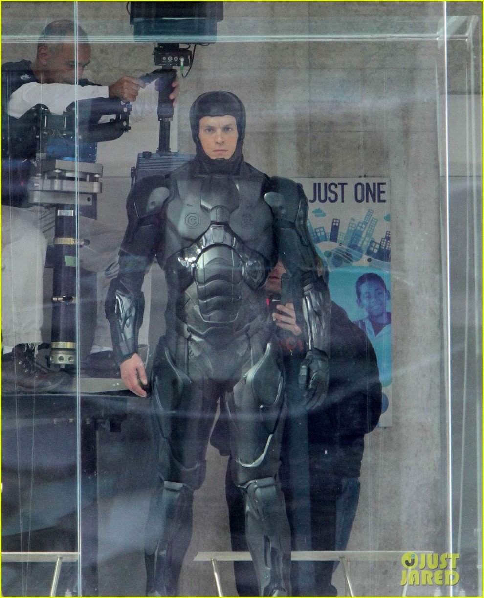 joel-kinnaman-robocop-introduction-scene-29.jpg