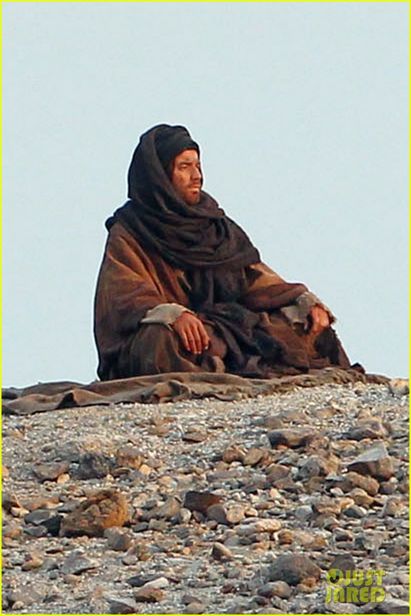 ewan-mcgregor-last-days-in-the-desert-first-on-set-pics-01.jpg