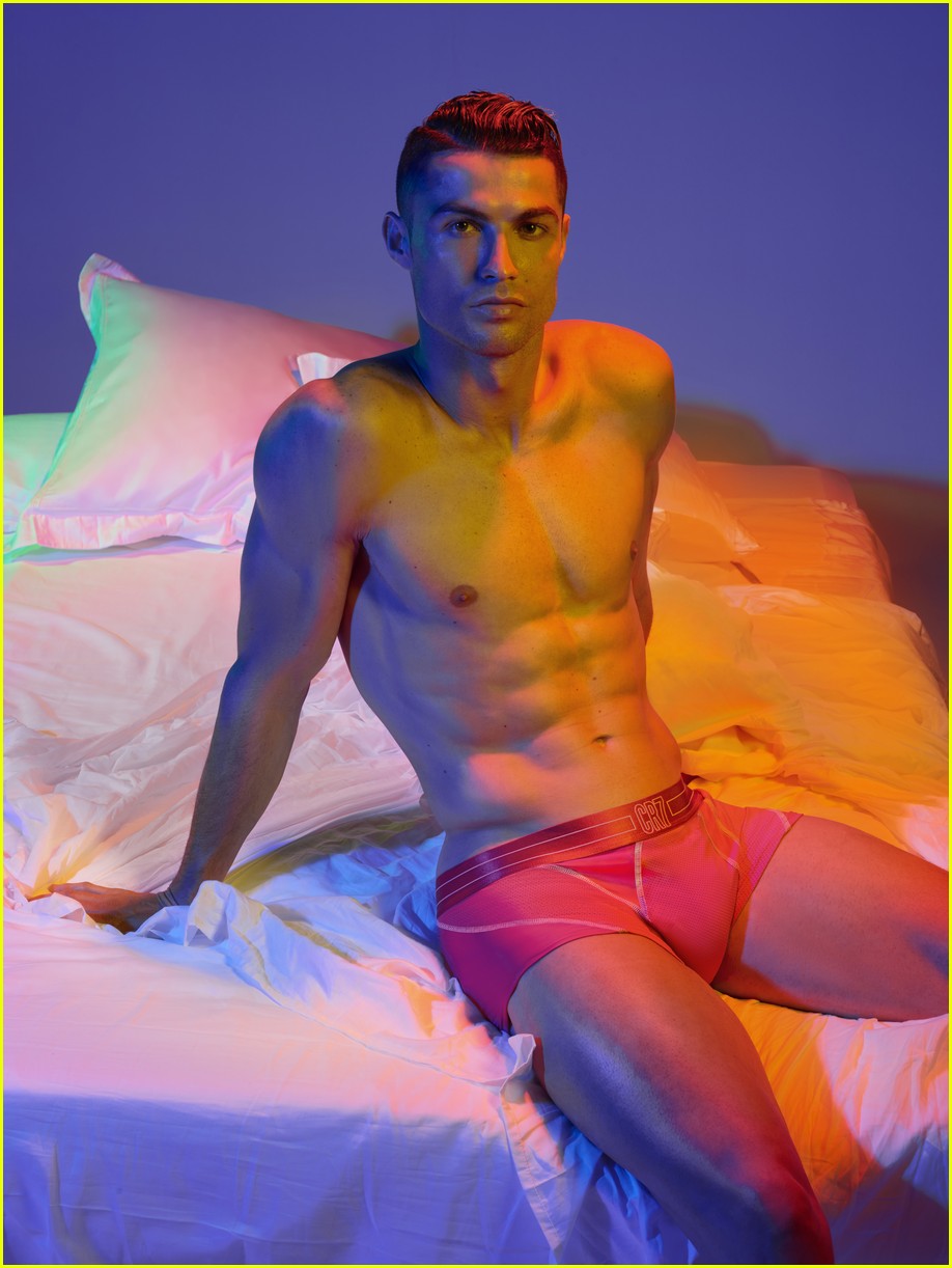 cristiano-ronaldo-underwear-campaign-03.jpg