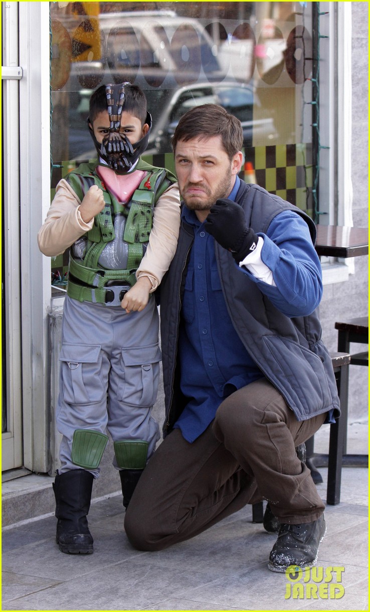 tom-hardy-meets-with-mini-bane-on-animal-rescue-set-01.jpg