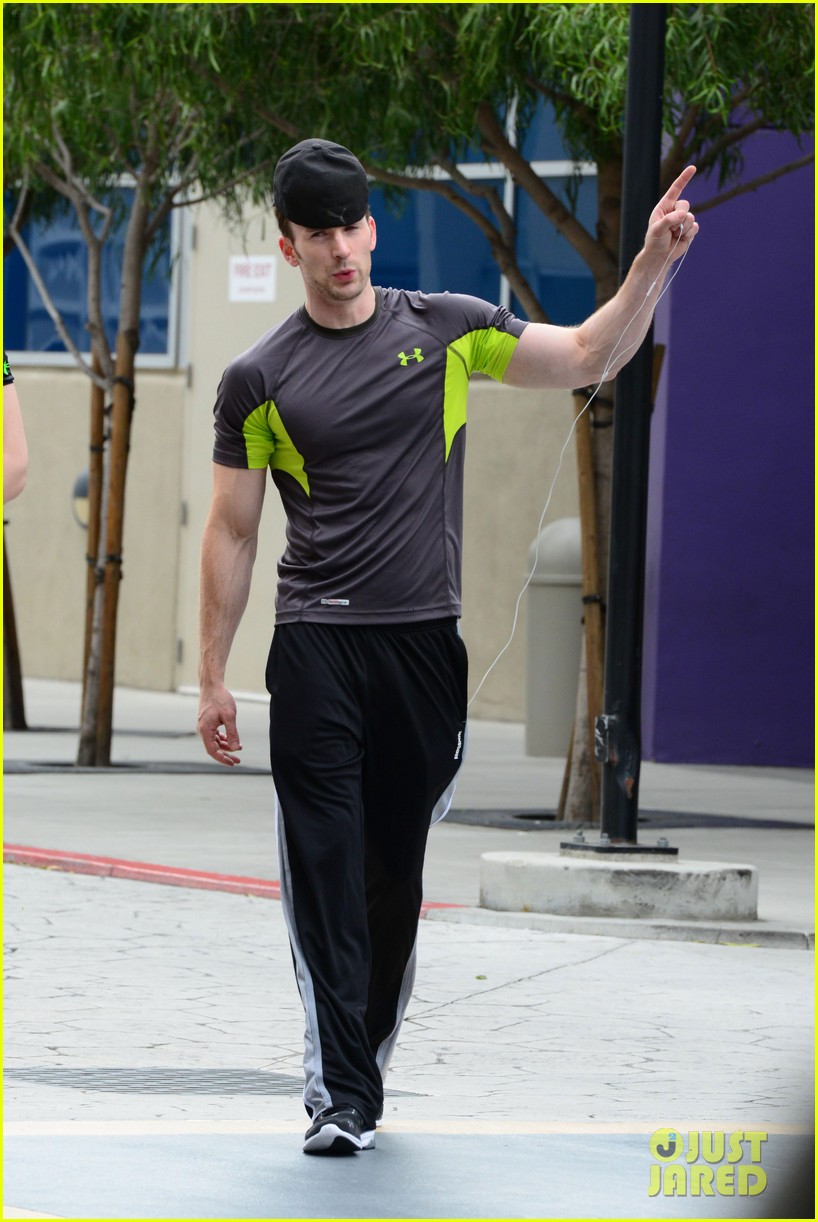 chris-evans-bulging-biceps-after-weekend-workout-01.jpg