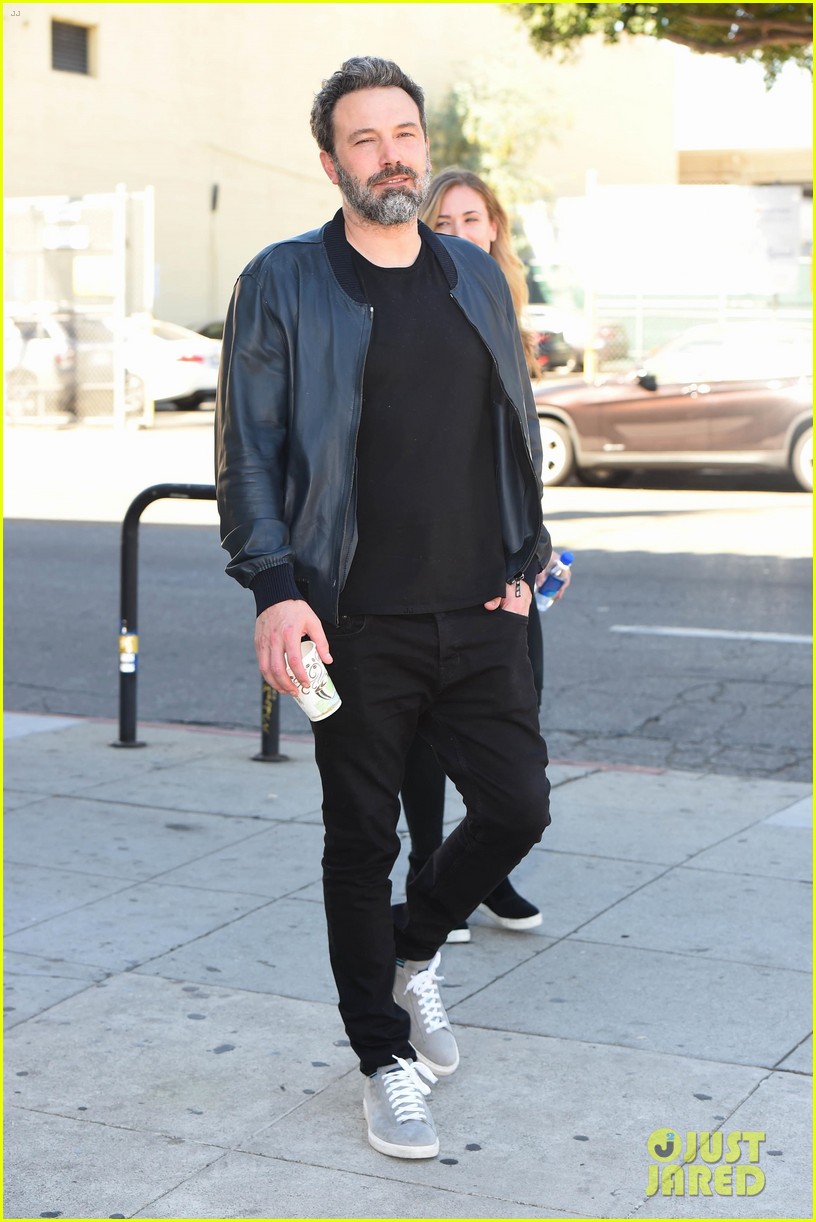 ben-affleck-out-about-los-angeles-04.jpg