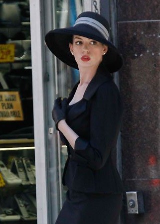 Anne-Hathaway-On-the-Set-of-TDKR-7-9-2011-the-dark-knight-rises-25151305-321-450.jpg