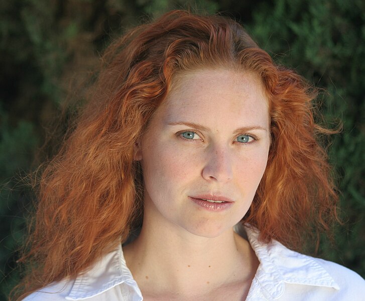 727px-Woman_redhead_natural_portrait_1.jpg