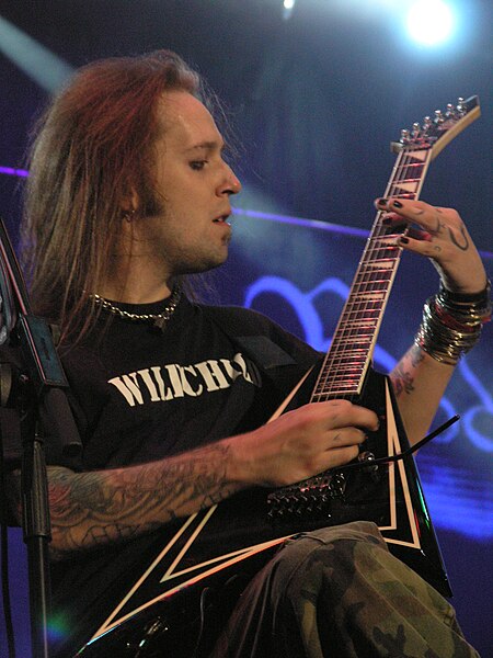 450px-Masters_of_Rock_2007_-_Children_of_Bodom_-_Alexi_Laiho_-_05.jpg