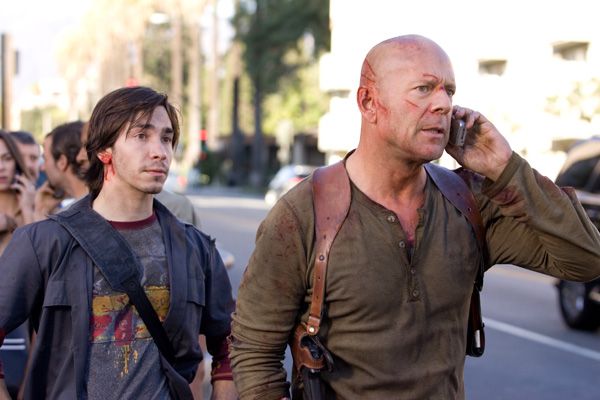 live_free_or_die_hard_movie_image_bruce_willis_and_justin_long.jpg