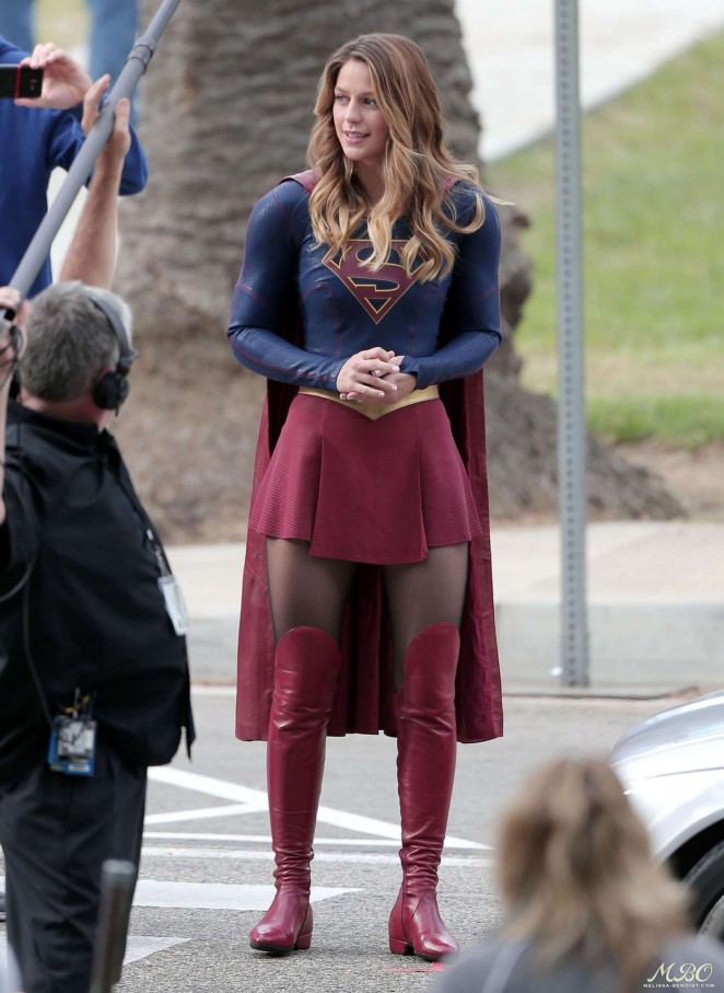 Melissa-Benoist:-On-the-set-of-Supergirl--40-662x907.jpg