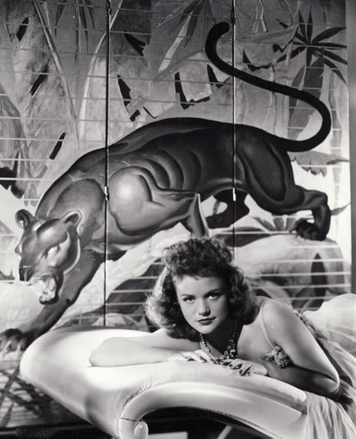 cat-people-1942-simone-simon-promo-shot.jpg