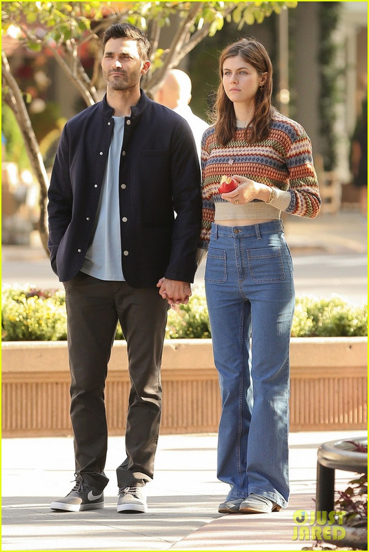 alexandra-daddario-tyler-hoechlin-hold-hands-on-set-of-new-rom-c.jpg