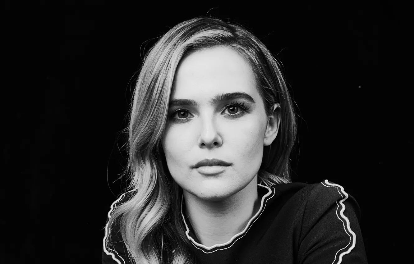 zoi-doich-zoey-deutch-aktrisa-portret-pricheska-makiiazh-vzg.jpg