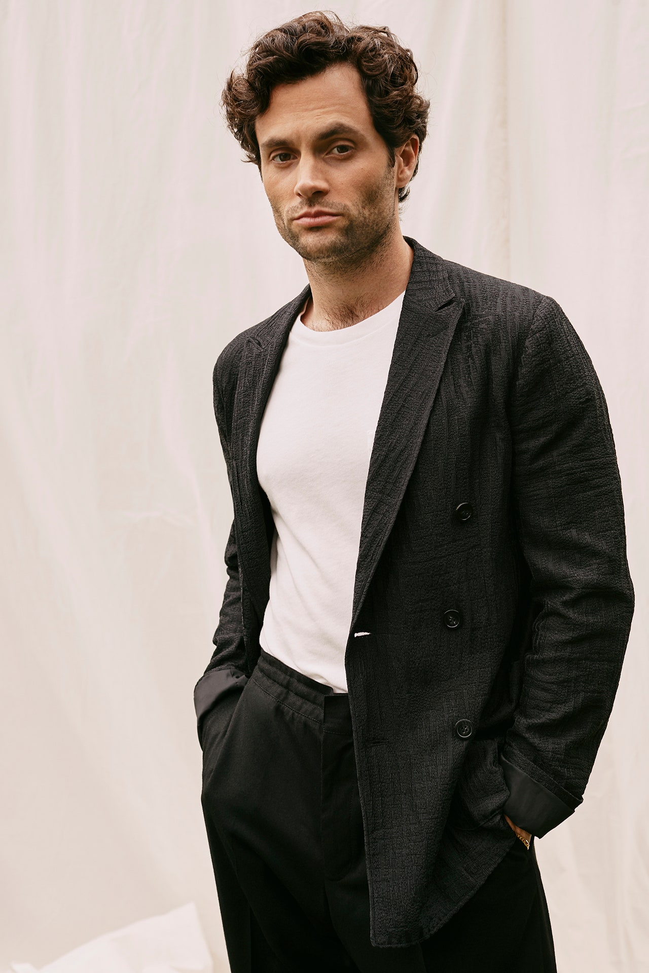 00003PennBadgley-vogue-10dec19-Netflix.jpg