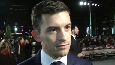 383px-Jonathan_Bailey_at_Testament_of_Youth_Premiere_in_October_2014.png