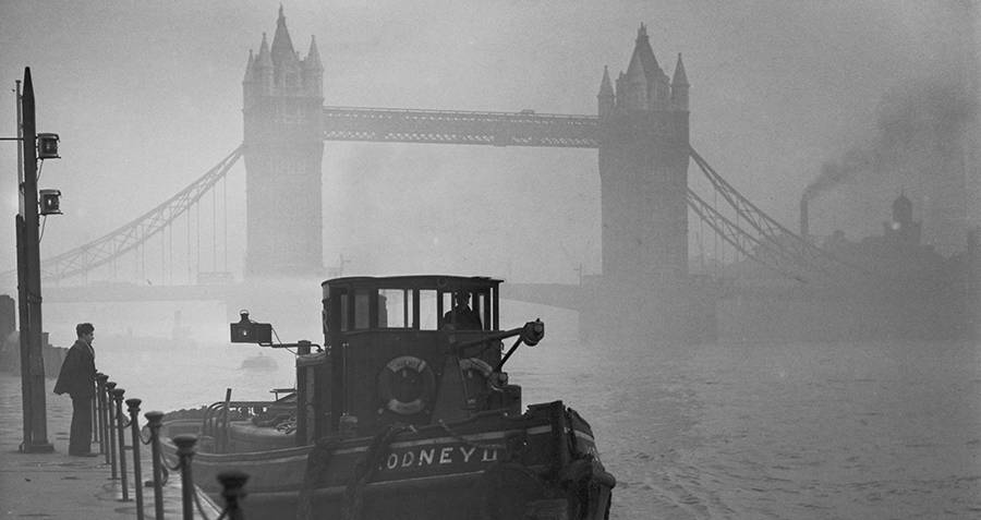 all-that-is-interesting.comtower-bridge-smog-9b7e190a63b8024384534d2e04e5323a074c8030.jpg