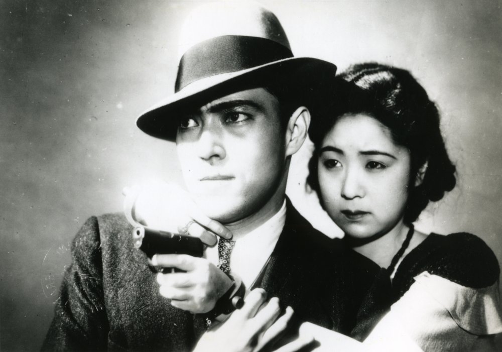 dragnet-girl-1933-001-couple-with-revolver.jpg